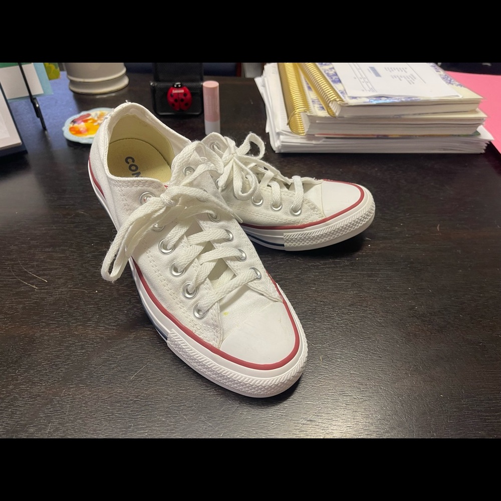 Women’s Converse size 7